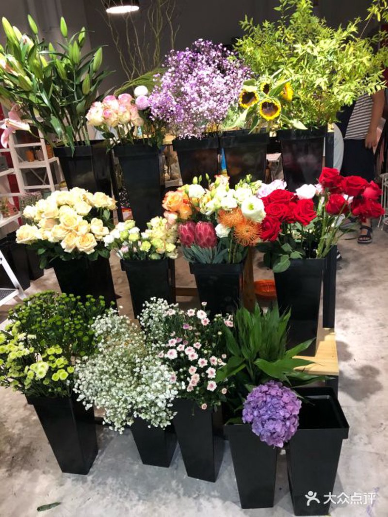 如何为自己或爱的人定制一份独一无二的花束？让我们从选择鲜花开始。